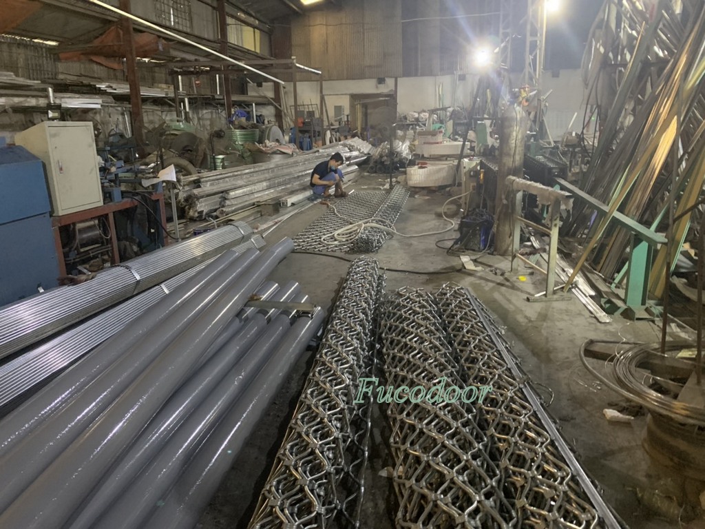 Cũng giống như cửa cuốn lưới mắt võng (hay còn gọi là mắt cáo
